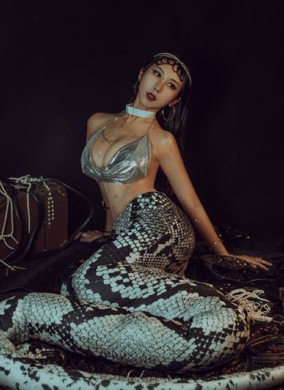 女警丰满的双乳