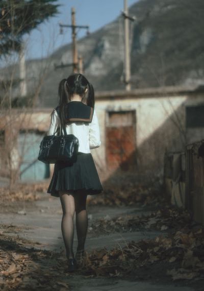 秘书办公室摸她奶呻吟电影