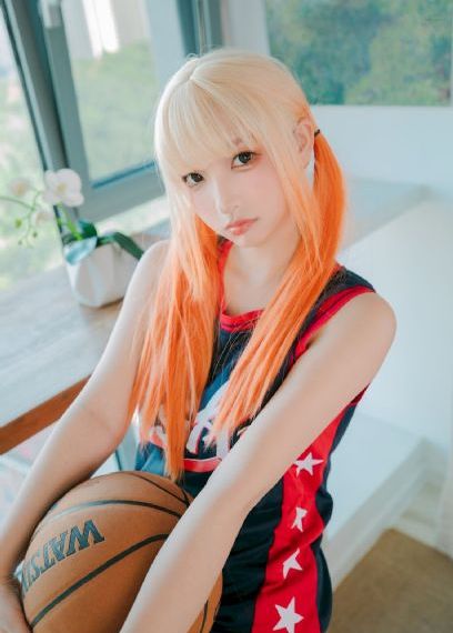 将军掀开她的乳罩揉捏她的胸
